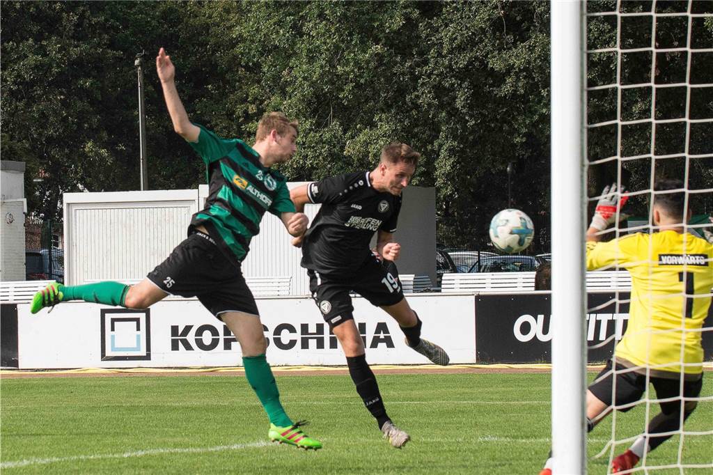 „So zurückzukommen, ist einfach geil“: TuS Halterns U23 dreht gegen Epe nach der Pause auf Halterns. Julian Göcke (M.) köpft hier das 1:3 kurz nach Anpfiff der zweiten Halbzeit.