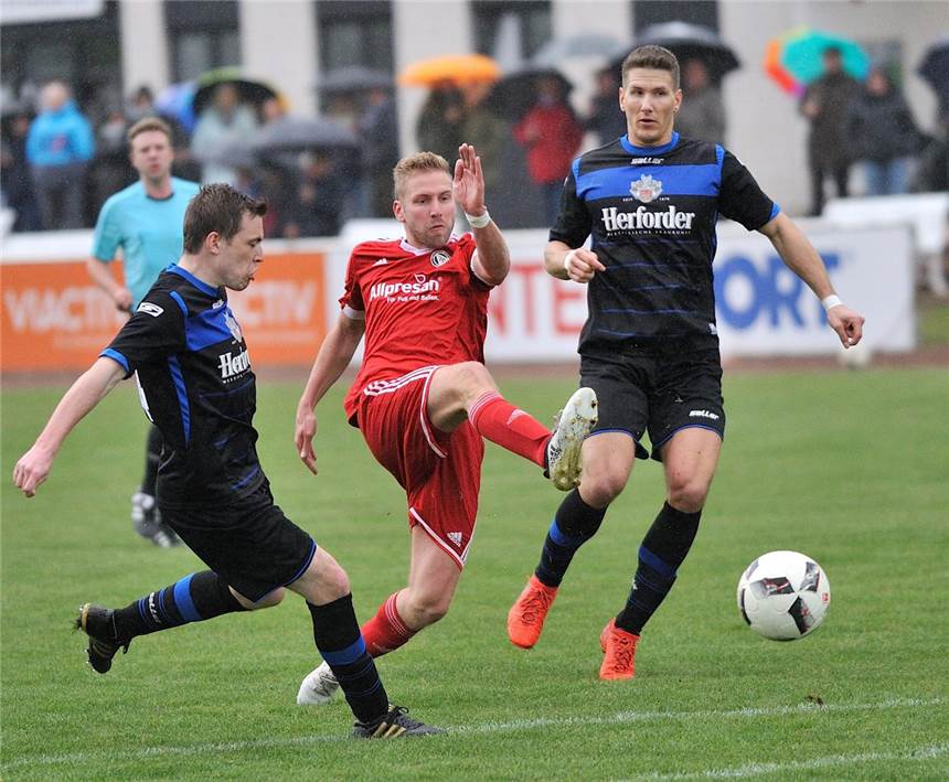TuS Haltern braucht einen kühlen Kopf Halterns Kapitän Nils Eisen (Mitte) zog in der Zentrale wie gewohnt die Fäden, verpasste in dieser Szene kurz vor der Pause nach einer starken Einzelleistung aber das 2:0.