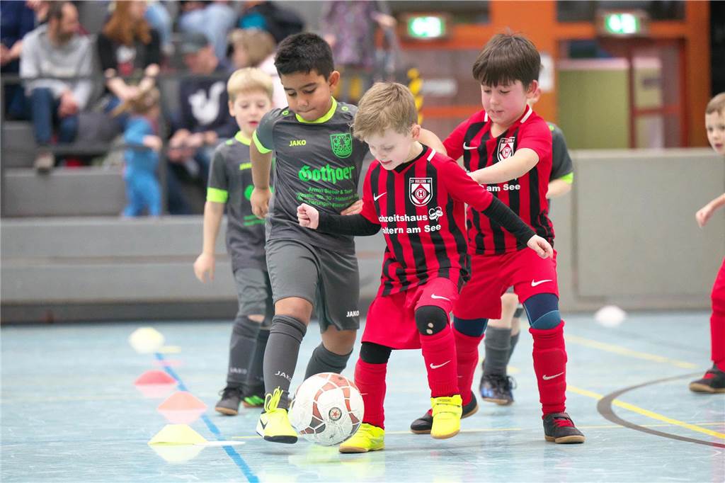 Halterns Minikicker trafen am Samstag (13. Januar) mit zahlreichen Teams in der Halle aufeinander.