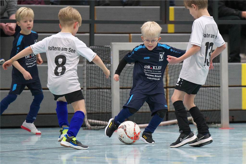 Halterns Minikicker trafen am Samstag (13. Januar) mit zahlreichen Teams in der Halle aufeinander.