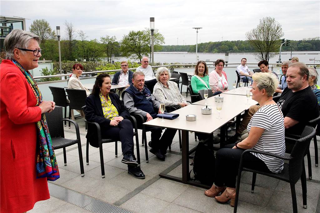 Jenny und Christian Grube zeigen die bunte Halterner Vielfalt Halterns stellvertretende Bürgermeisterin Hiltrud Schlierkamp eröffnete die Ausstellung auf der Seehof-Terrasse.