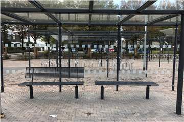 Haltestellen und Fahrradständer für den neuen Mobilpunkt sind inzwischen an der Stadthalle aufgebaut.
