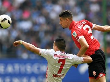 Hamburgs Bobby Wood (l) kämpft mit dem Mainzer Leon Balogun um den Ball. Foto: Carmen Jaspersen