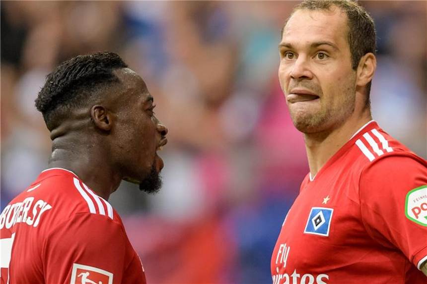 Hamburgs Doppeltorschütze Khaled Narey (l) und Pierre-Michel Lasogga feiern dessen Treffer zum 3:1. Foto: Axel Heimken