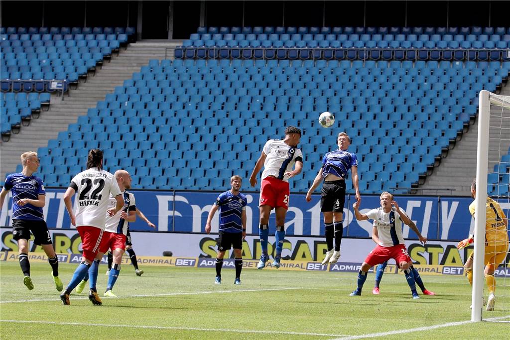 Die Wand Amos Pieper hält bei Arminia Bielefeld 90 Minuten gegen den HSV - die Bundesliga naht Hamburgs Josha Vagnoman und Bielefelds Joakim Nilsson kämpfen um den Ball. Amos Pieper (l.) guckt dem Ball hinterher.