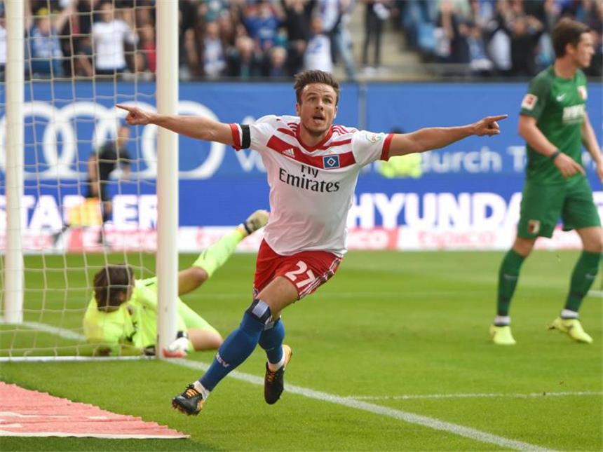 HSV mit Sieg über Augsburg nach turbulenter Woche Hamburgs Nicolai Müller jubelt nach seinem Treffer zum 1:0 gegen Augsburg. Foto: Daniel Bockwoldt
