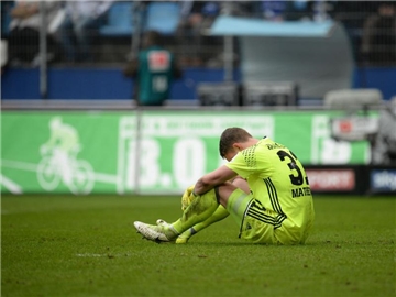 Hamburgs Torwart Christian Mathenia hat sich im Spiel gegen Darmstadt eine schwere Knieprellung zugezogen. Foto: Daniel Reinhardt
