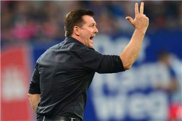 Hamburgs Trainer Christian Titz warnt nach der Auftaktniederlage gegen den KSV Holstein Kiel vor Aktionismus. Foto: Daniel Bockwoldt