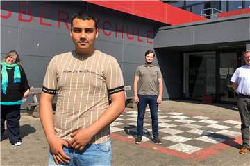 Hamid Arif (15) will einen guten Schulabschluss, um einen Ausbildungsplatz zu bekommen. Darum geht er in den Ferien freiwillig in die Lern-Bar der Losbergschule, um Wissenslücken nach dem Corona-Lockdown aufzufüllen. Im Hintergrund Eva Vehring (Jugendwerk), Gerrit Messelink (Schulsozialarbeiter) und Schulamtsleiter Klaus-Dieter Weßing.