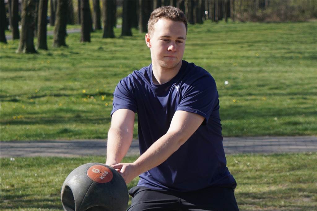 Athleten leiden trotz Corona-Lockerungen: „Ein reines Experimentieren, es profitiert keiner!“ Hammerwerfer Rik Amann brauchte die letzten Monate Alternativen zu seinem üblichen Sportgerät.