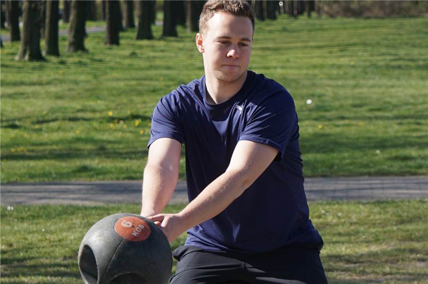 Wie Hammerwerfer Rik Amann die Corona-Krise erlebt - Teil 7 Hammerwerfer Rik Amann muss sich mit einem Medizinball abgeben - der unterscheidet sich in den Wurfeigenschaften aber massiv von seinem Lieblingswurfgerät.