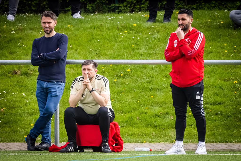 „Ich finde, das gehört sich nicht“ Hamsa Berro (r.), Trainer des TuS Hannibal, hätte am Sonntag gerne gegen den ASC 09 Dortmund IIgespielt.