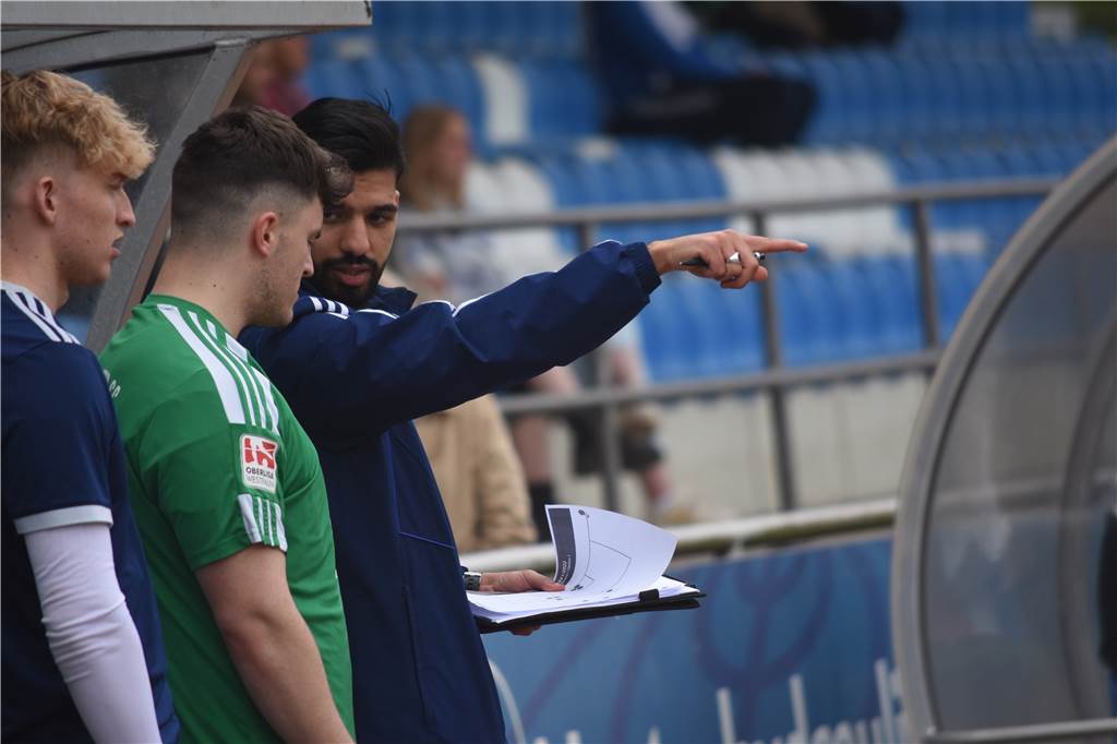 Hamza El Hamdi bleibt Co-Trainer in Holzwickede – und hört dafür bei einem Dortmunder Verein auf Hamza El Hamdi erklärt Enis Delija auch in der Nachspielzeit noch, was er zu tun hat.