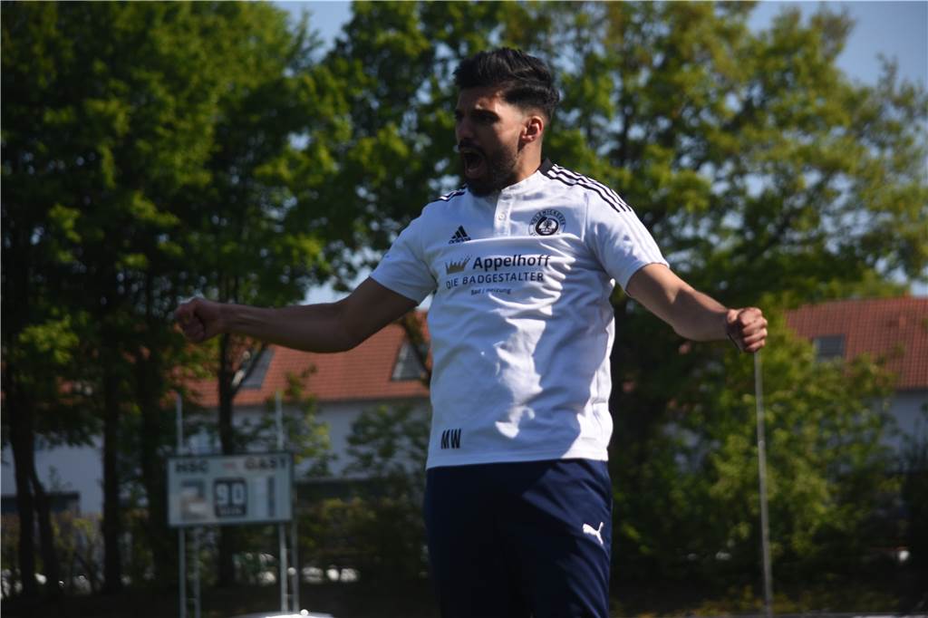 Hamza El Hamdi bleibt Co-Trainer in Holzwickede – und hört dafür bei einem Dortmunder Verein auf Hamza El Hamdi geht an der Seitenlinie mit.