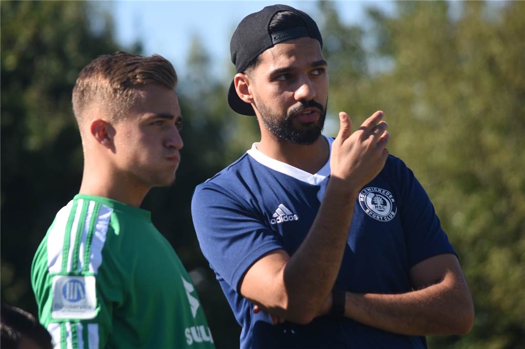 Nur sechs Spieler gesetzt – El Hamdi hat Luxusprobleme und lässt Neuzugänge noch pausieren Hamza El Hamdi, hier mit Maximilian Schettke (l.), hat vor dem ersten Spiel die Qual der Wahl.
