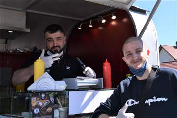Hamza Jaser und Danny Yalcin (l.) starten mit "Streetfood by Mozzaik" ihren neuen Dönerverkauf.