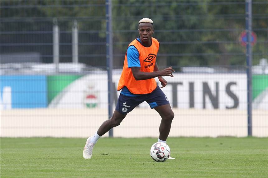 Hamza Mendyl erstmals für Schalke am Ball Hamza Mendyl nahm am Montag erstmals am Schalker Mannschaftstraining teil.