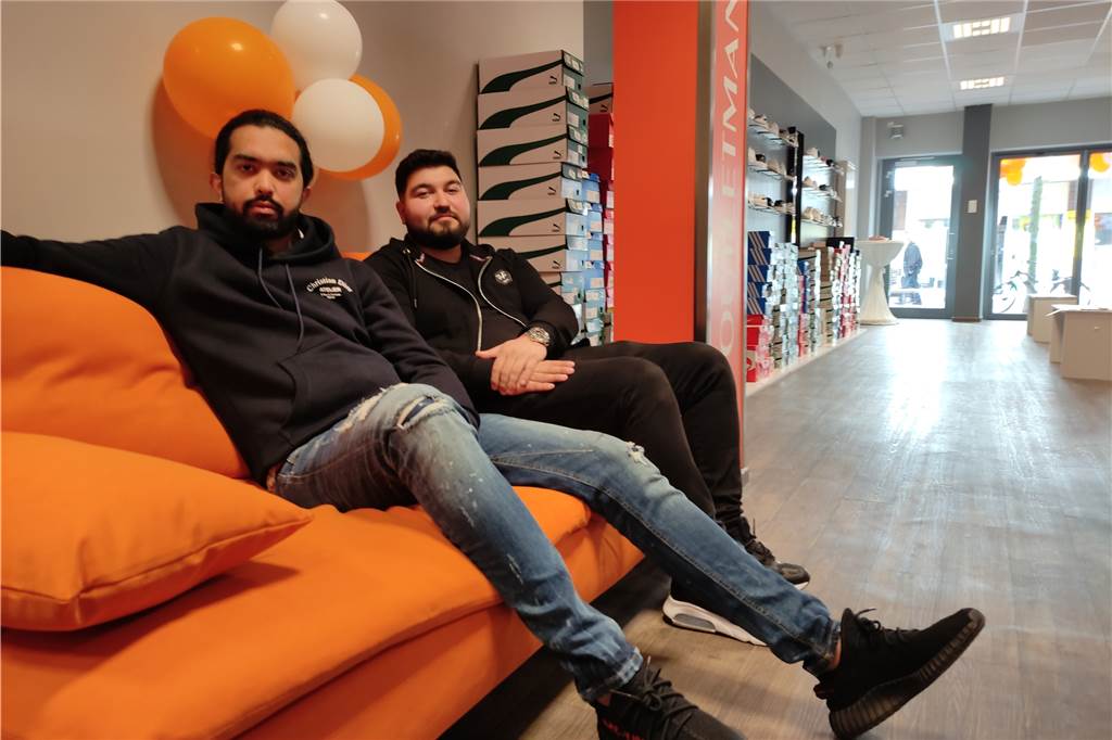 Outletmania.de soll in Lünen eine Marktlücke im Einzelhandel schließen Hamza Yousafi (l.) und Tayfun Akabay haben in Lünen ein neues Schuhgeschäft eröffnet.