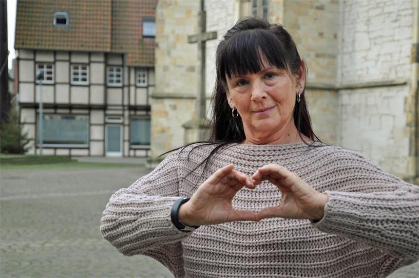 Angelika Henser ist stark für ihre „Herzis“ Hand aufs Herz: Ihre Sportkurse in der Werner Weihbachturnhalle bringen Angelika Henser große Freude und das seit nicht weniger als 27 Jahren.