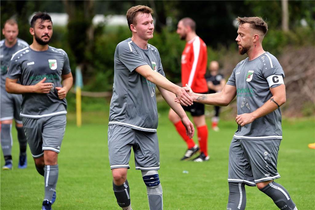 Grün-Weiß Barkenberg stellt Weichen: Wichtige Personalentscheidung für die nächste Saison Marvin Pulver gibt Mitspieler die Hand