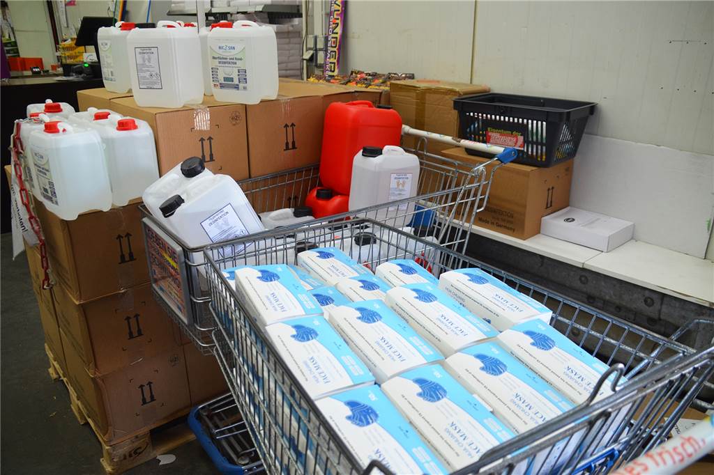 Vom Lagerverkauf zum Online-Shop: Millionen Masken gehen über die Rampe Hand- und Flächendesinfektionsmittel sowie Masken stehen für den Versand von Bestellungen im Online-Shop bereit.