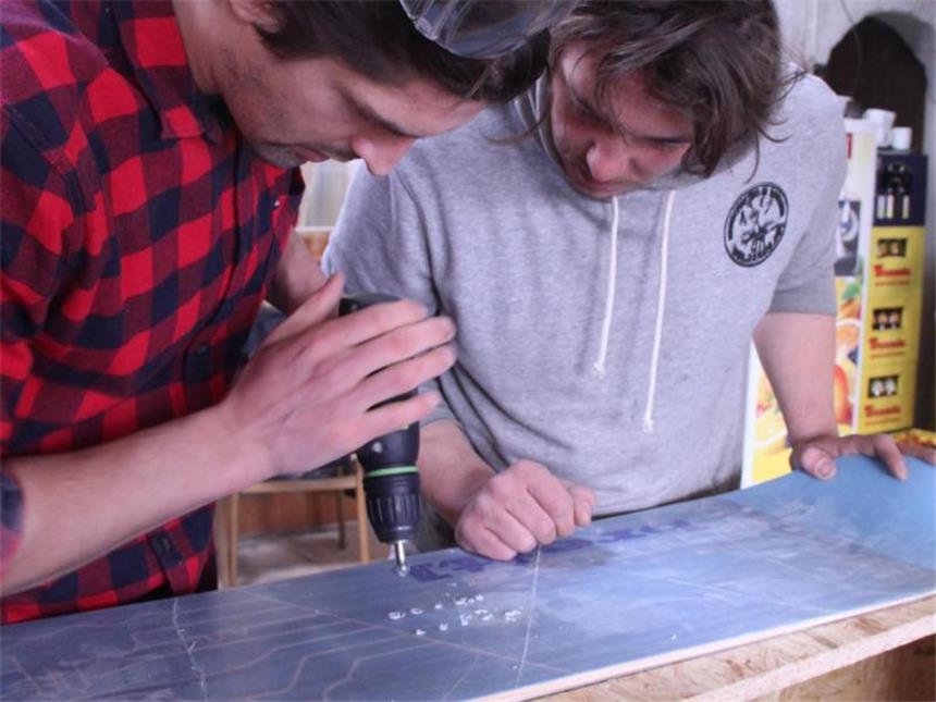 Hightech-Bretter Marke Eigenbau - Zum Skibauen nach Farchant Handarbeit: Hier werden die Löcher für die Bindung des Snowboards gebohrt. Foto: Verena Wolff