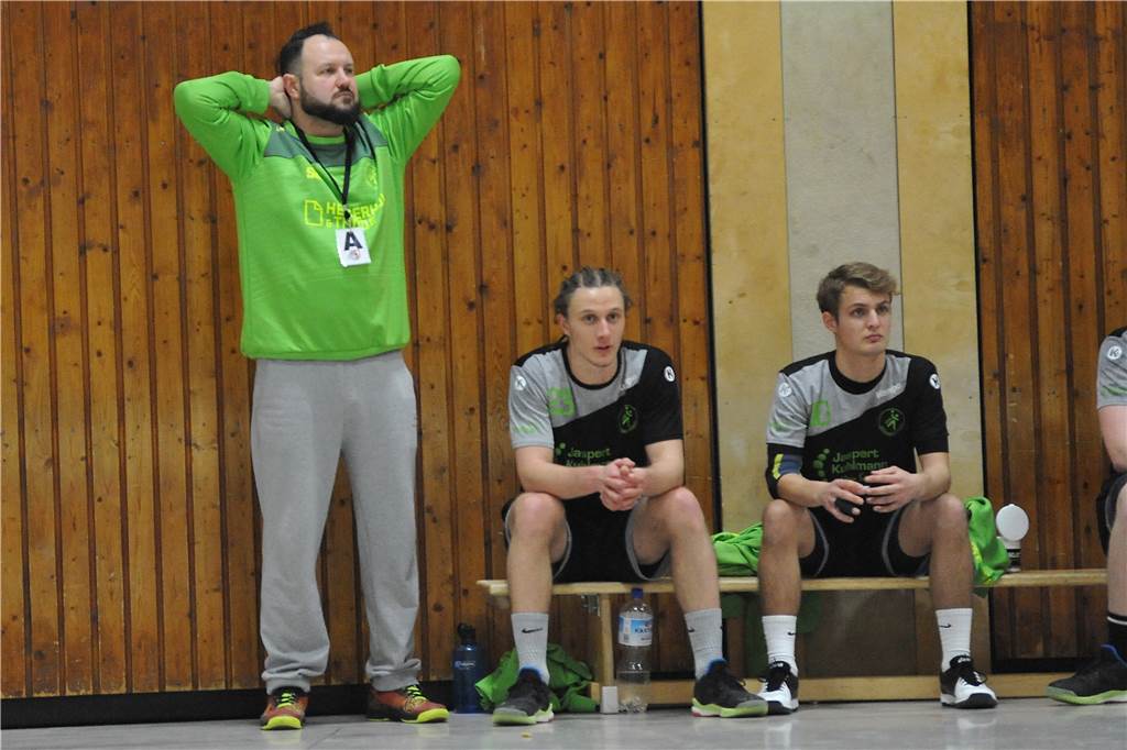 Nur wenige Vereine trauen sich auf die Sportplätze und in die Hallen Handball-Trainer Sebastian Clausen (l.) wartet mit seiner HSG Rauxel-Schwerin bis Juni für das erste Training unter Corona-Auflagen.