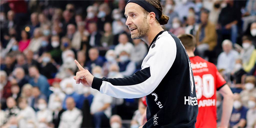 Handballtorhüter Silvio Heinevetter steht auf dem Feld und hebt einen Finger.