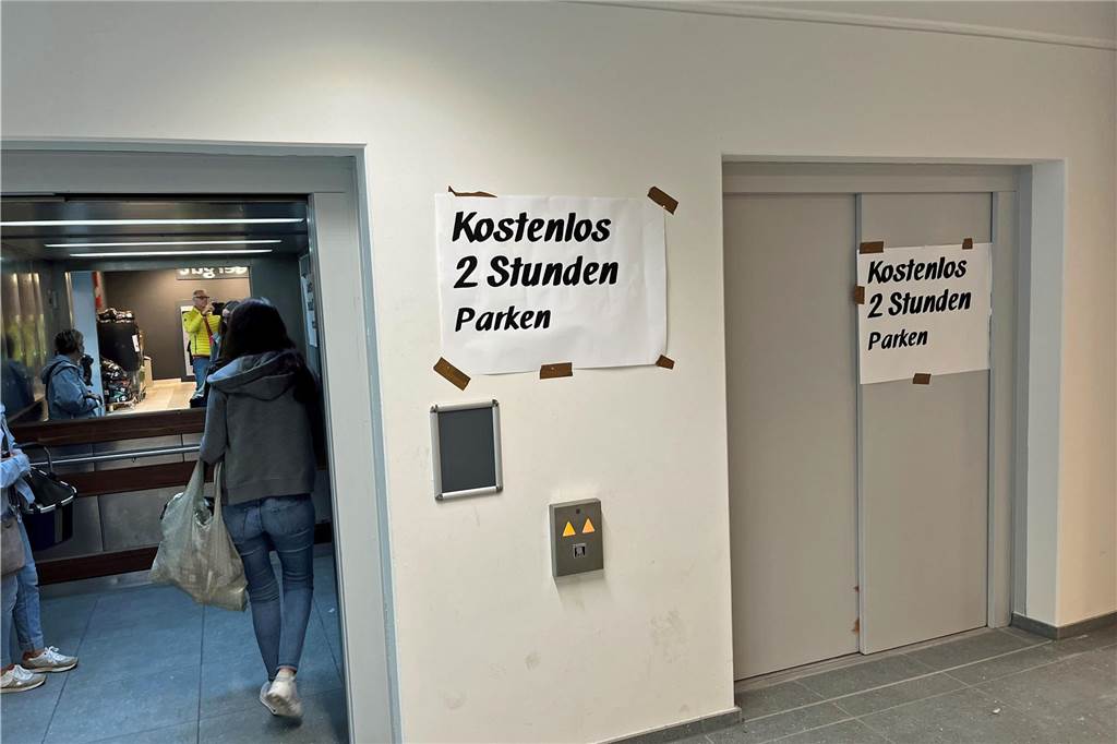 Handgemalte Schilder weisen auf das freie Parken hin, das offenbar öfter für Verwirrung sorgt.
