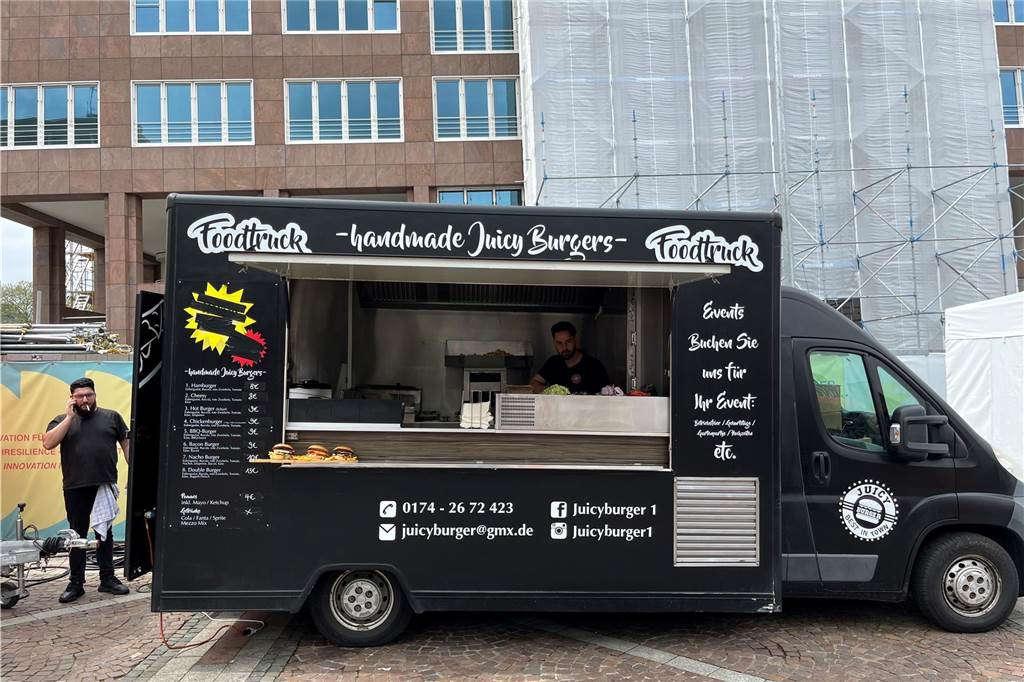 „Handmade Juicy Burgers“ sorgt mit für die Burger-Grundversorgung auf dem Street-Food-Festival.