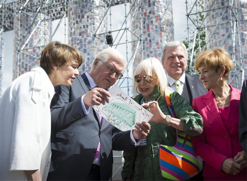 HANDOUT - Das Handout des Bundespresseamtes zeigt Bundespräsident Frank-Walter Steinmeier und seiner Frau Elke Büdenbender (l), sowie den hessischen Ministerpräsidenten Volker Bouffier (2.v.r.) und seine Frau Ursula (r), die sich am 10.06.2017 in Kassel (Hessen) das Pantheon der Bücher auf der documenta 14 in Kassel von der Künstlerin Marta Minujin (M) erläutern lassen. Foto: Guido Bergmann/Bundesregierung/dpa +++(c) dpa - Bildfunk+++ | Verwendung weltweit