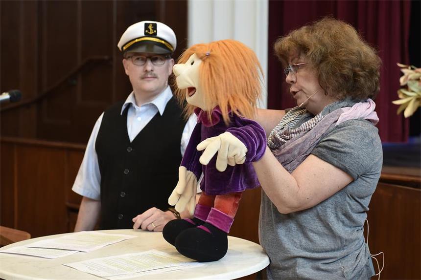 In Castrop-Rauxel gab es Kabarett statt Kirche Handpuppe Mathilda: kindlich-ehrlich.