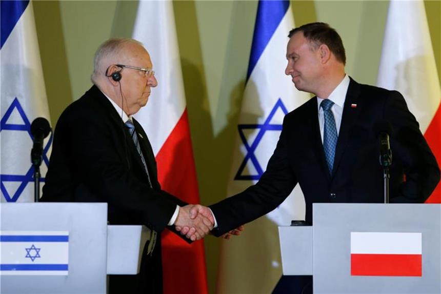 Polen entschärft umstrittenes Holocaust-Gesetz Handschlag: Polens Präsident Andrzej Duda (r.), Präsident von Polen, und Reuven Rivlin, Staatspräsident von Israel. Das Holocaust-Gesetz hatte für eine tiefe diplomatische Krise gesorgt. Foto: Andrzej Grygiel/PAP