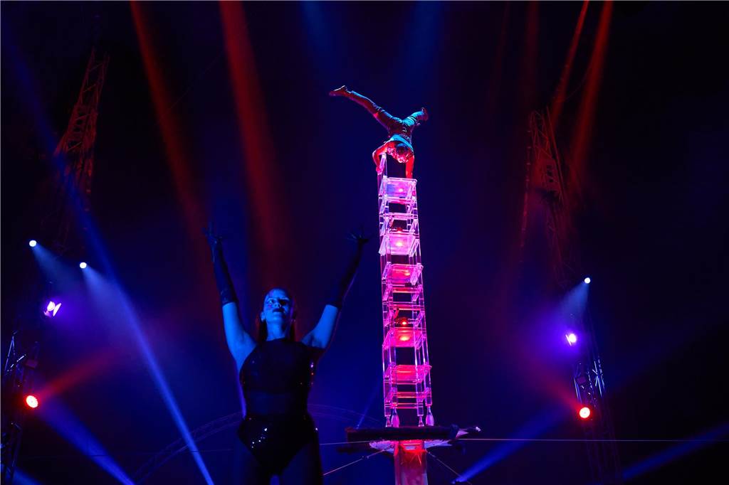 Definitiv kein Kinderzirkus Handstandakrobatik auf ziemlich wackelig gestapelten Stühlen.