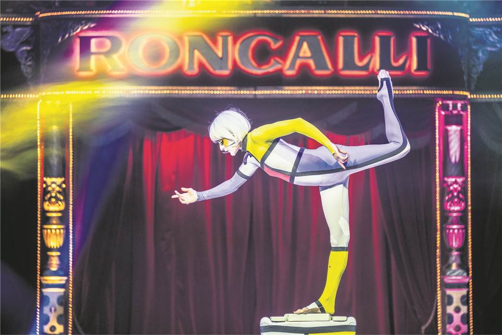Roncalli in Recklinghausen: „Manege frei, das Spiel kann beginnen“ Handstandakrobatin Maria Sarach tritt als lebendes Mondrian-Gemälde auf.