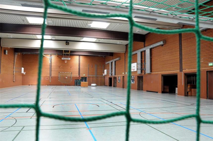 Schwerter Sporthalle wird für Flüchtlinge fit gemacht Handwerker des städtischen Bauhofs wollen den Boden der Sporthalle am Stadtpark mit OSB-Platten abgedecken, damit dort 150 Flüchtlinge untergebracht werden können.