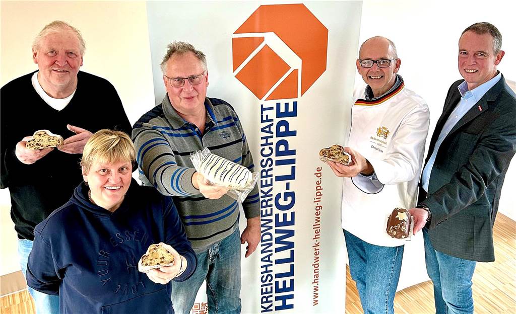 Handwerkliche Christstollen nahmen Qualitätsprüfer Christof Nolte (2.v.r.) und Innungs-Obermeister Detlef Kunkel (M.) von der Kreishandwerkerschaft Hellweg-Lippe unter die Lupe.