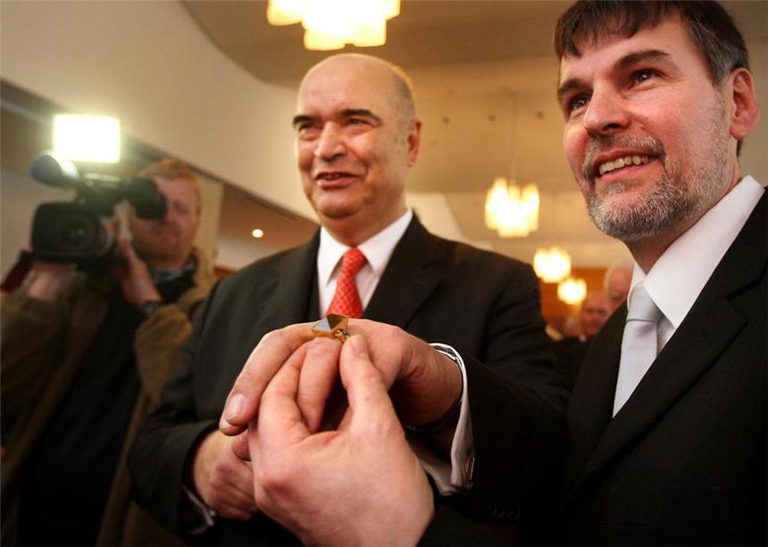 Otto Kentzler erhält den City-Ring Handwerkspräsident Otto Kentzler bekam vom City-Ring-Vorsitzenden Axel Schroeder den City-Ring an den Finger gesteckt.