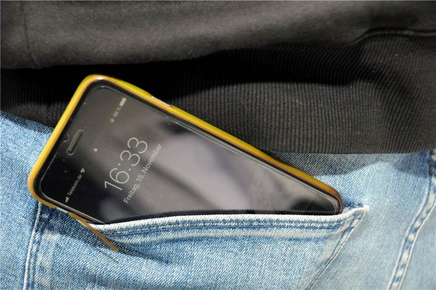 Betrunkener Autofahrer aus Schwerte (54) hält Brillenetui für sein Handy Handy oder Etui? Das wusste der stark alkoholisierte Autofahrer wohl selbst nicht mehr genau.