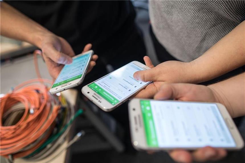 „Smarter“-App funktioniert ohne Netz Handys mit der App „Smarter“. Mit ihrer Hilfe soll im Krisenfall infrastrukturlose Kommunikation gewährleistet werden, wenn zum Beispiel die Handy-Netze ausfallen. Foto: Frank Rumpenhorst