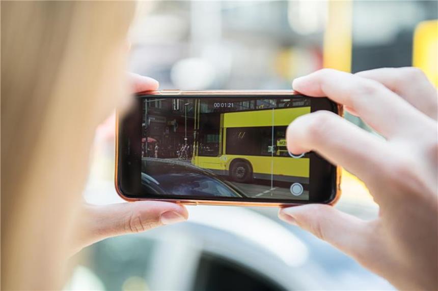 Bundesrat will bloßstellende Fotos von Unfalltoten bestrafen Handyvideo: Schon der Versuch, wenn Gaffer bei Unglücken zum Beispiel ihr Handy zücken, soll künftig strafbar sein. Foto: Wolfram Kastl