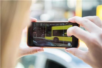 Handyvideo: Schon der Versuch, wenn Gaffer bei Unglücken zum Beispiel ihr Handy zücken, soll künftig strafbar sein. Foto: Wolfram Kastl