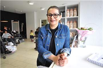 Hanife Türedi lebt seit 45 Jahren auf Schwerin. Dort betreibt sie auch ihren Friseursalon „Kopfsalat“.