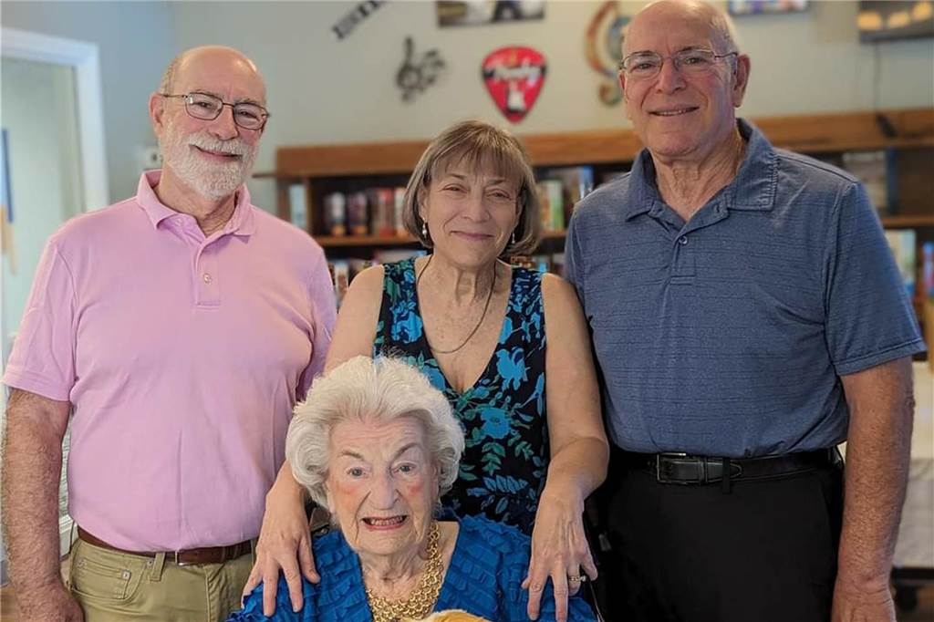 Integriert, verstoßen, geflüchtet - die Geschichte der Familie Heimann Hanna Adler und ihre Familie in ihrer Wohnung in den USA.