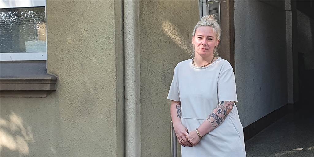 Hanna Biskoping (32) ist enttäuscht: Sie wollte beim Hofflohmarkt im Kreuviertel mit einem eigenen Stand mitmachen, doch ihr Vermieter, die Dogewo, lehnt das ab.