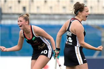 Hanna Granitzki (l) und Charlotte Stapenhorst jubeln nach dem ersten Treffer. Foto: Frank Uijlenbroek