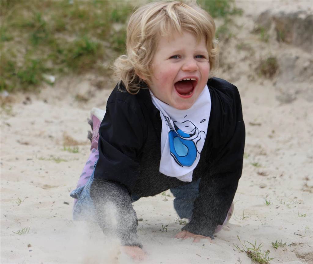 Familie lebt mit Angelman-Syndrom: „Hanna bleibt unsere Prinzessin“ Hanna spielt im Sand.