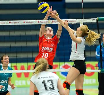 Hanna Orthmann (l.) spielt mit der USC-Reserve in Berlin.