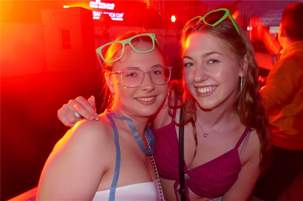 Hanna und Lina suchten den Weg ganz vorne an die Bühne, um die DJ-Musik zu genießen.