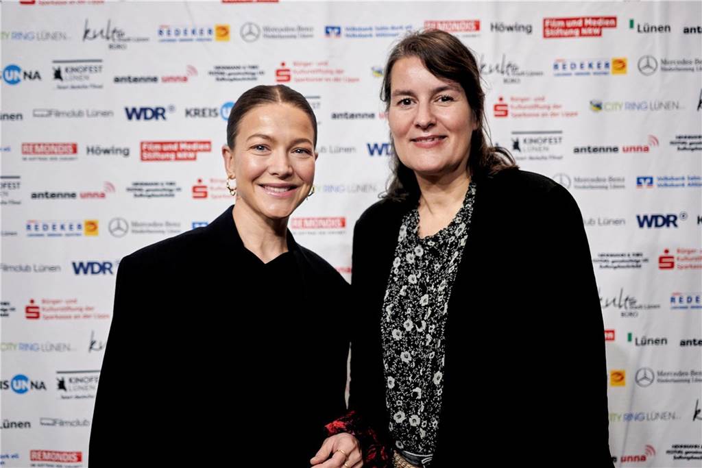 Kinofest Lünen bei der Berlinale: Regisseur nach Trauerzeit zu Gast Hannah Herzsprung (l.)., hier mit der künstlerischen Leiterin des Kinofests, Sonja Hofmann, bei ihrem Besuch des Kinofests im November 2023.
